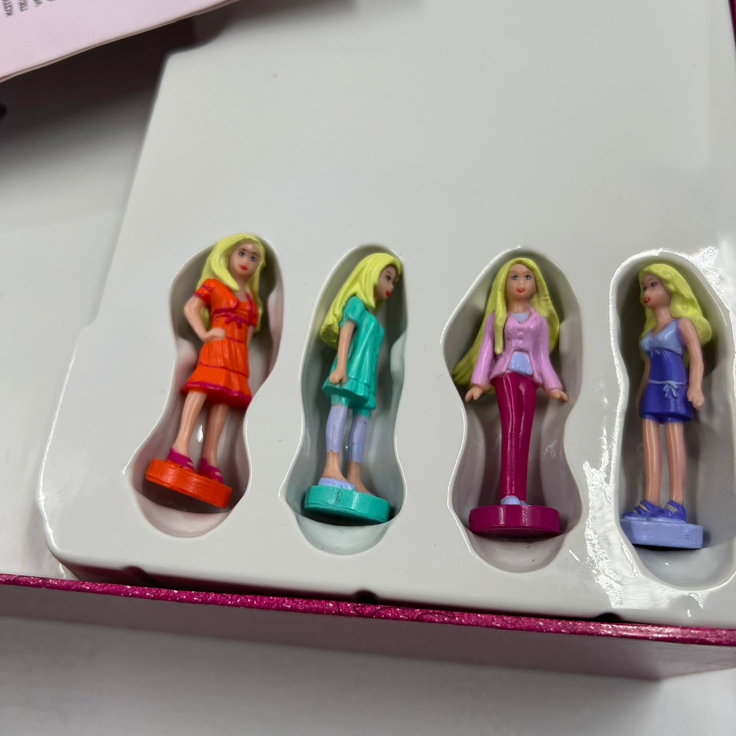 Barbie Επιτραπέζιο Παιχνίδι “Ταξιδεύοντας στον Κόσμο” – Πλήρες Παιχνίδι