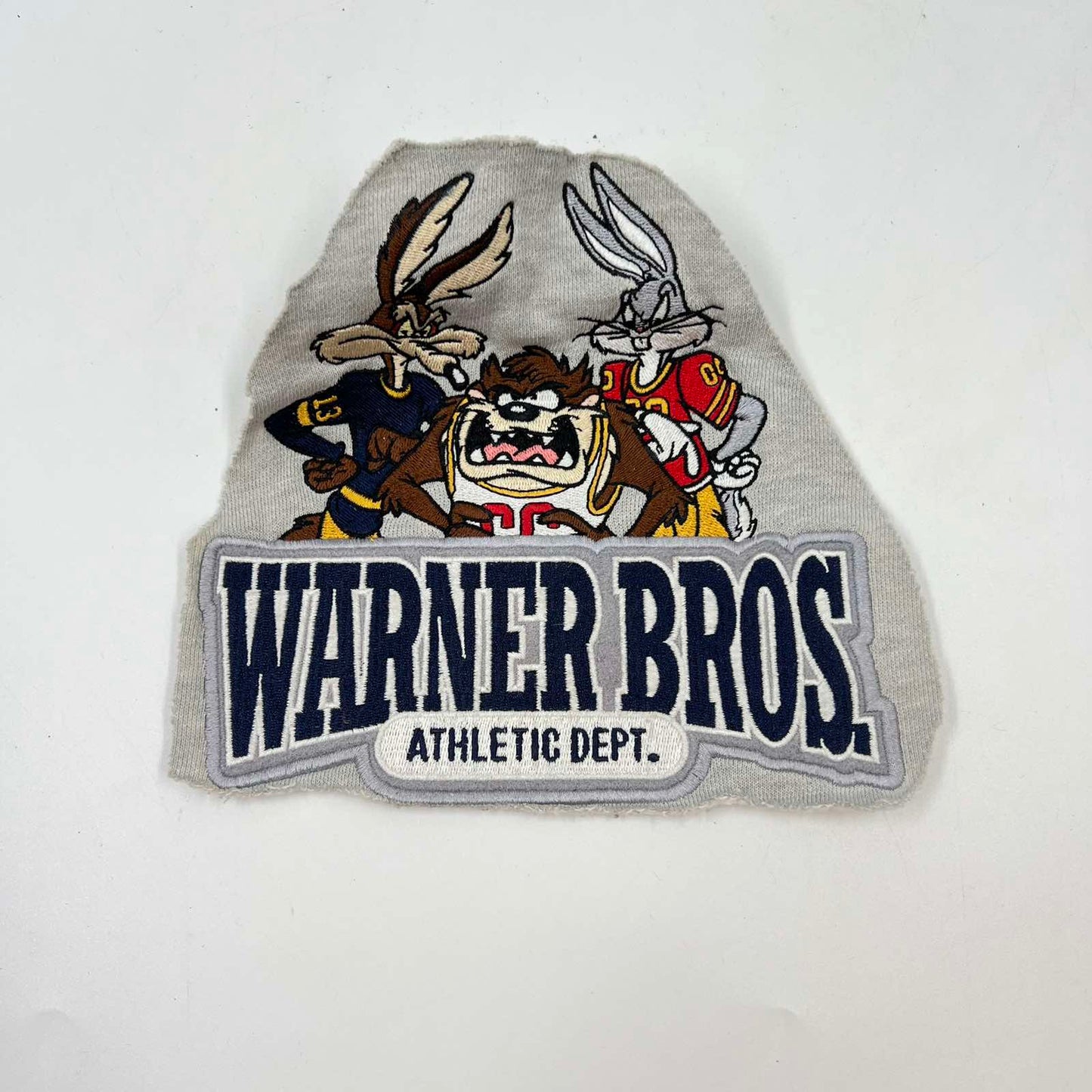 Warner Bros, Looney Tunes, Bugs Bunny, Taz, Wile E. Coyote, vintage patch, ρετρό κέντημα, Warner Bros Athletic Dept, συλλεκτικό patch, 90s cartoon, FlyingJohnny, vintage apparel patch, cartoon memorabilia, Looney Tunes collectible