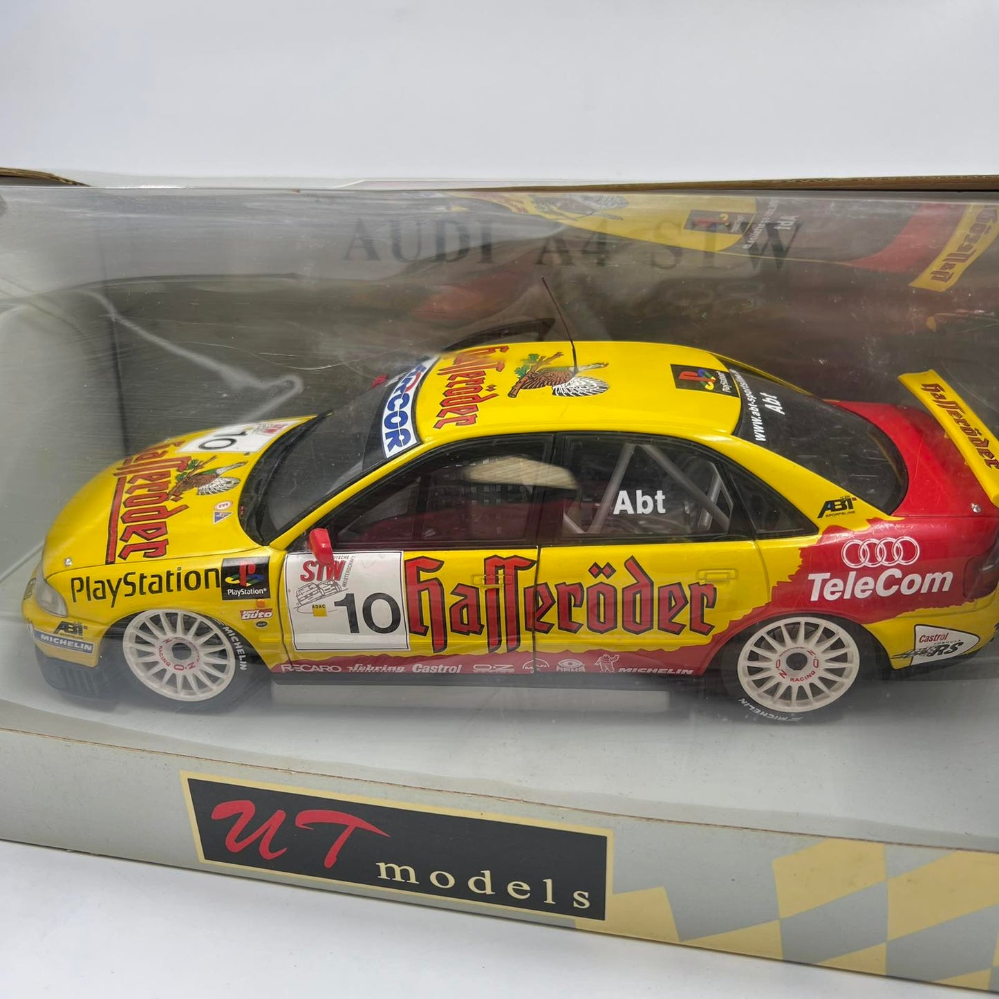 Μοντέλο αγωνιστικού αυτοκινήτου Audi A4 STW Abt Hasseröder 1:18 – UT Models