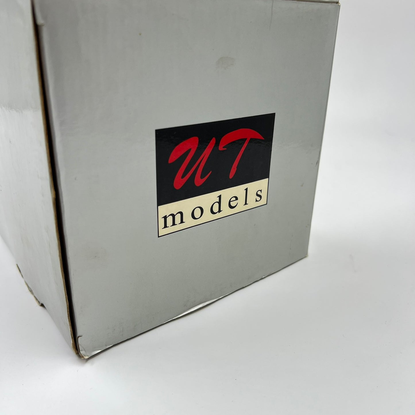 Μοντέλο αγωνιστικού αυτοκινήτου Audi A4 STW Abt Hasseröder 1:18 – UT Models