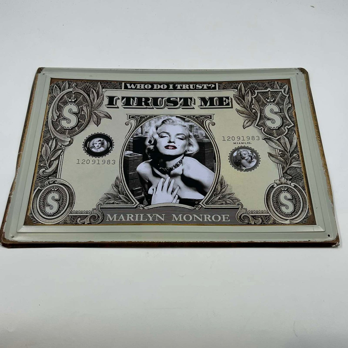 Vintage μεταλλική πινακίδα Marilyn Monroe “I Trust Me” σε σχέδιο δολαρίου – διακοσμητικό τοίχου retro Hollywood style