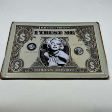Vintage μεταλλική πινακίδα Marilyn Monroe “I Trust Me” σε σχέδιο δολαρίου – διακοσμητικό τοίχου retro Hollywood style