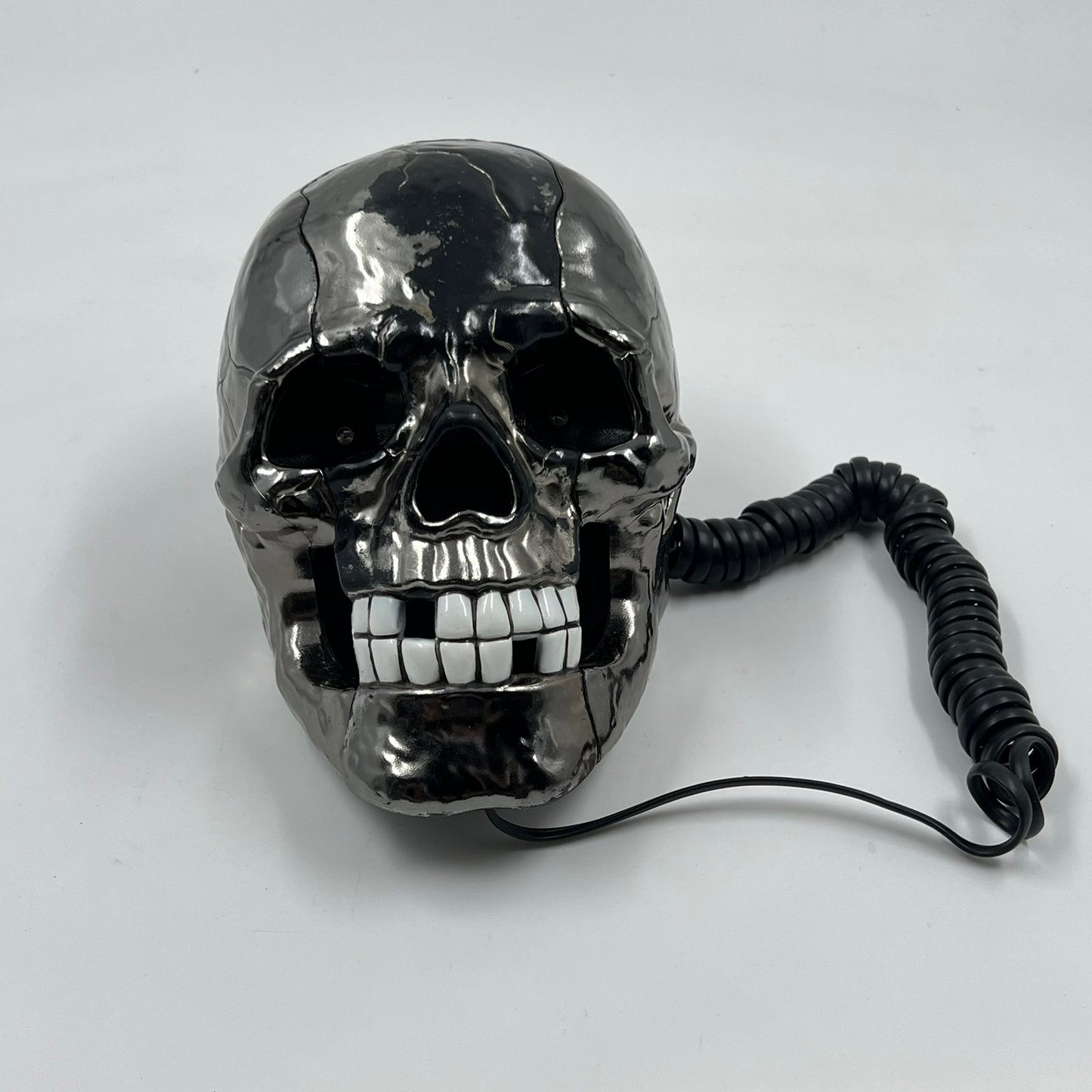Vintage τηλέφωνο σε σχήμα κρανίου “Skull Novelty Telephone” με μεταλλικό φινίρισμα chrome – retro συλλεκτικό gadget
