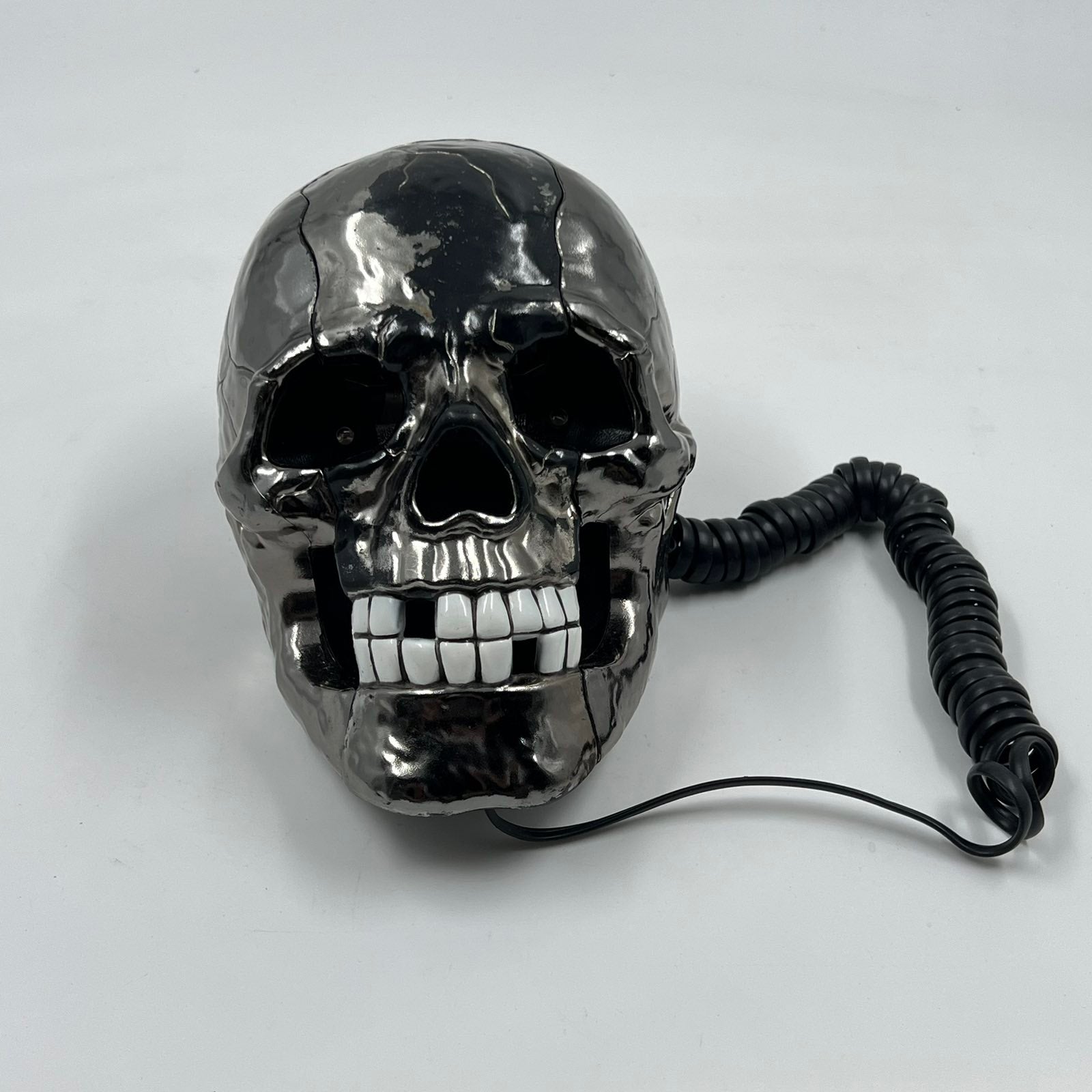 Vintage τηλέφωνο σε σχήμα κρανίου “Skull Novelty Telephone” με μεταλλικό φινίρισμα chrome – retro συλλεκτικό gadget