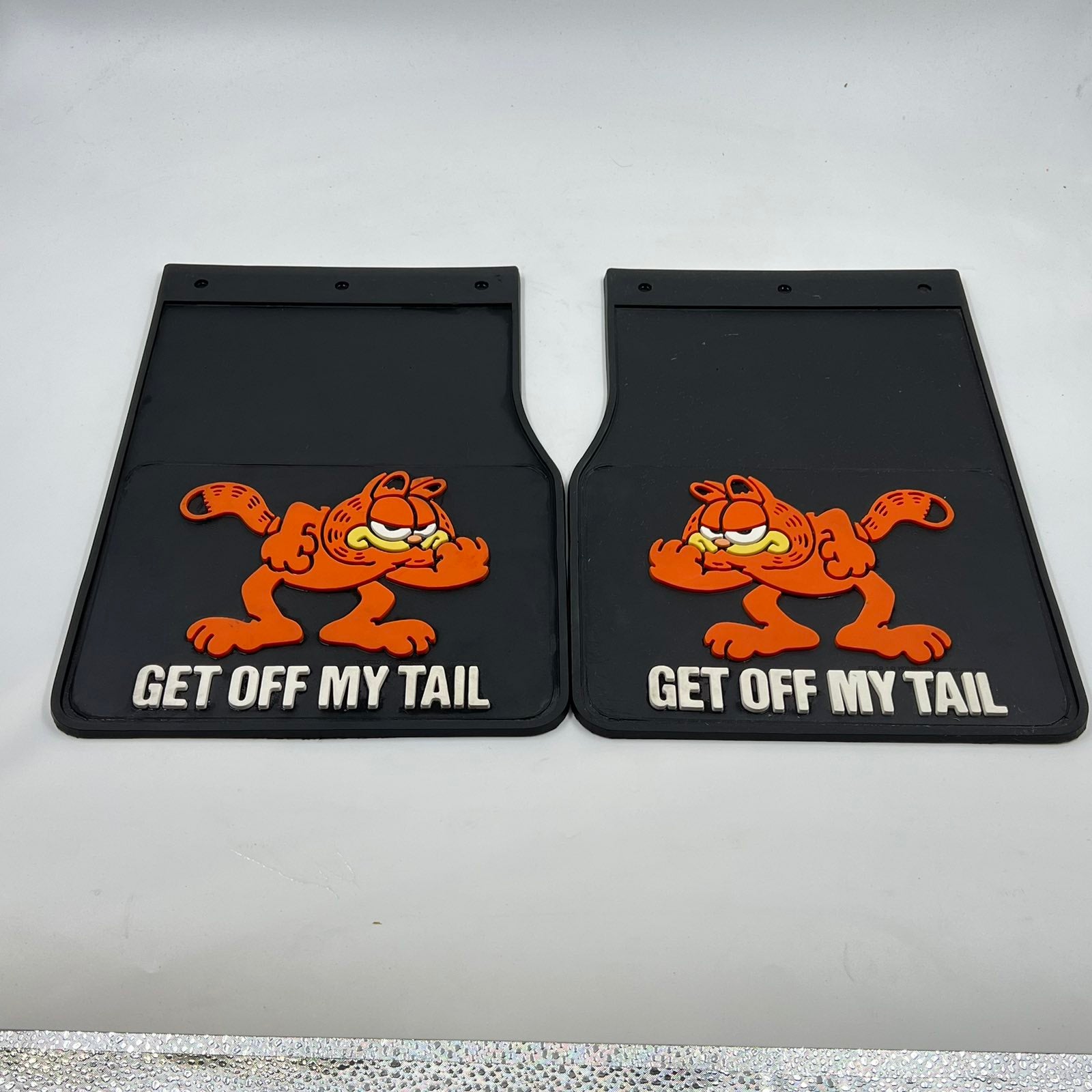 Vintage Garfield car mudflaps “Get Off My Tail”, σετ 2 λασπωτήρων αυτοκινήτου από καουτσούκ με ανάγλυφη φιγούρα Garfield και μήνυμα, συλλεκτικό αξεσουάρ 1980s-1990s.