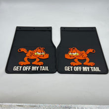 Vintage Garfield car mudflaps “Get Off My Tail”, σετ 2 λασπωτήρων αυτοκινήτου από καουτσούκ με ανάγλυφη φιγούρα Garfield και μήνυμα, συλλεκτικό αξεσουάρ 1980s-1990s.