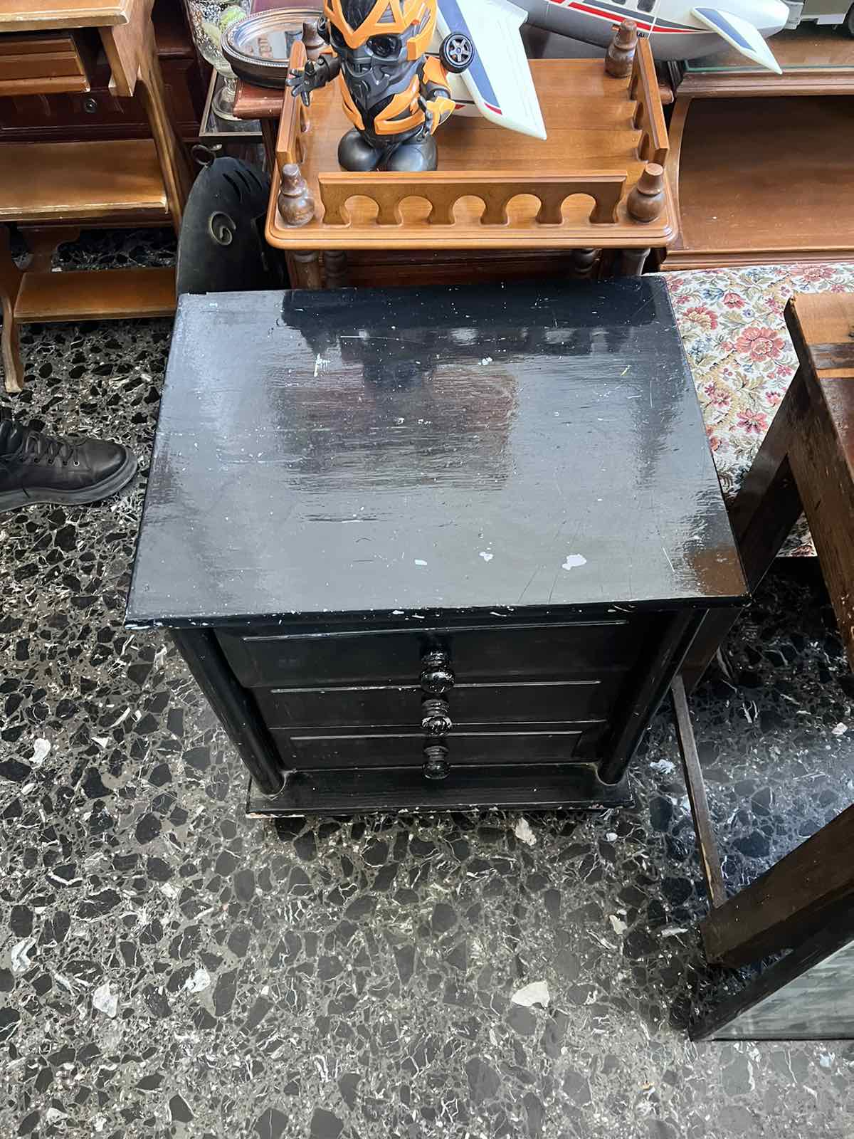 Μαύρο Κλασικό Ξύλινο Κομοδίνο