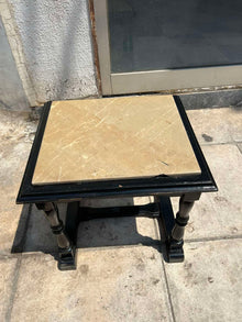 Μικρό Ξύλινο Τετράγωνο Τραπεζάκι Και Μαρμάρινη Βάση