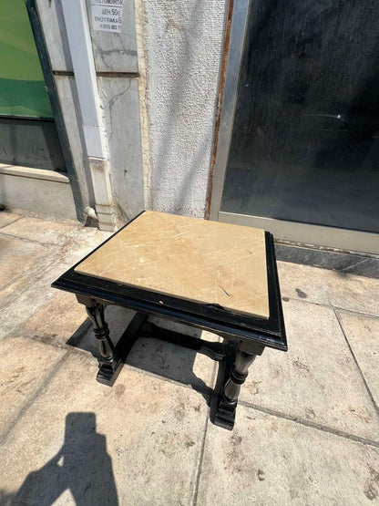 Μικρό Ξύλινο Τετράγωνο Τραπεζάκι Και Μαρμάρινη Βάση
