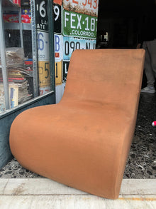 Διακοσμητική vintage πολυθρόνα lounge τύπου S-shape, καφέ ύφασμα