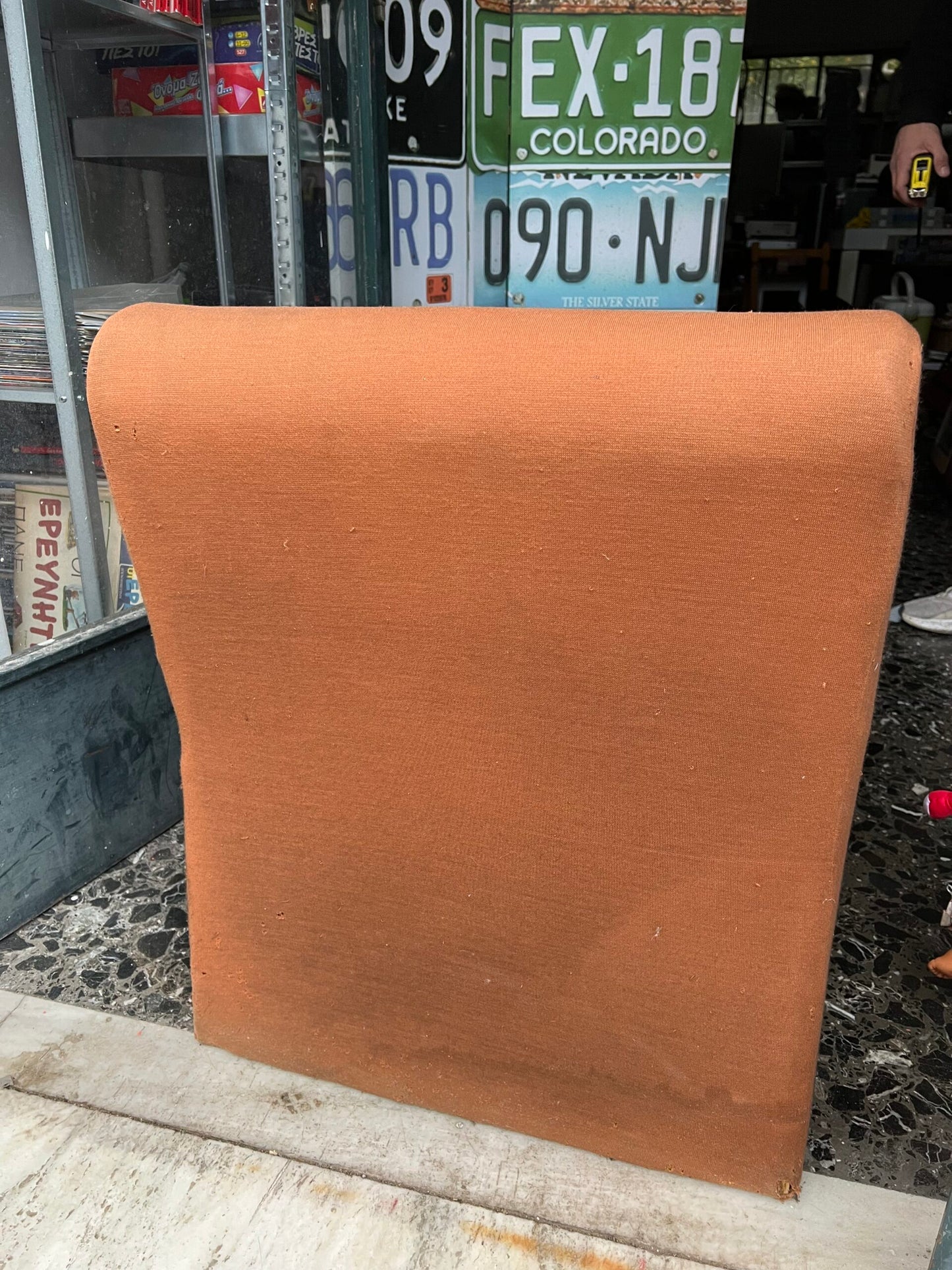 Διακοσμητική vintage πολυθρόνα lounge τύπου S-shape, καφέ ύφασμα