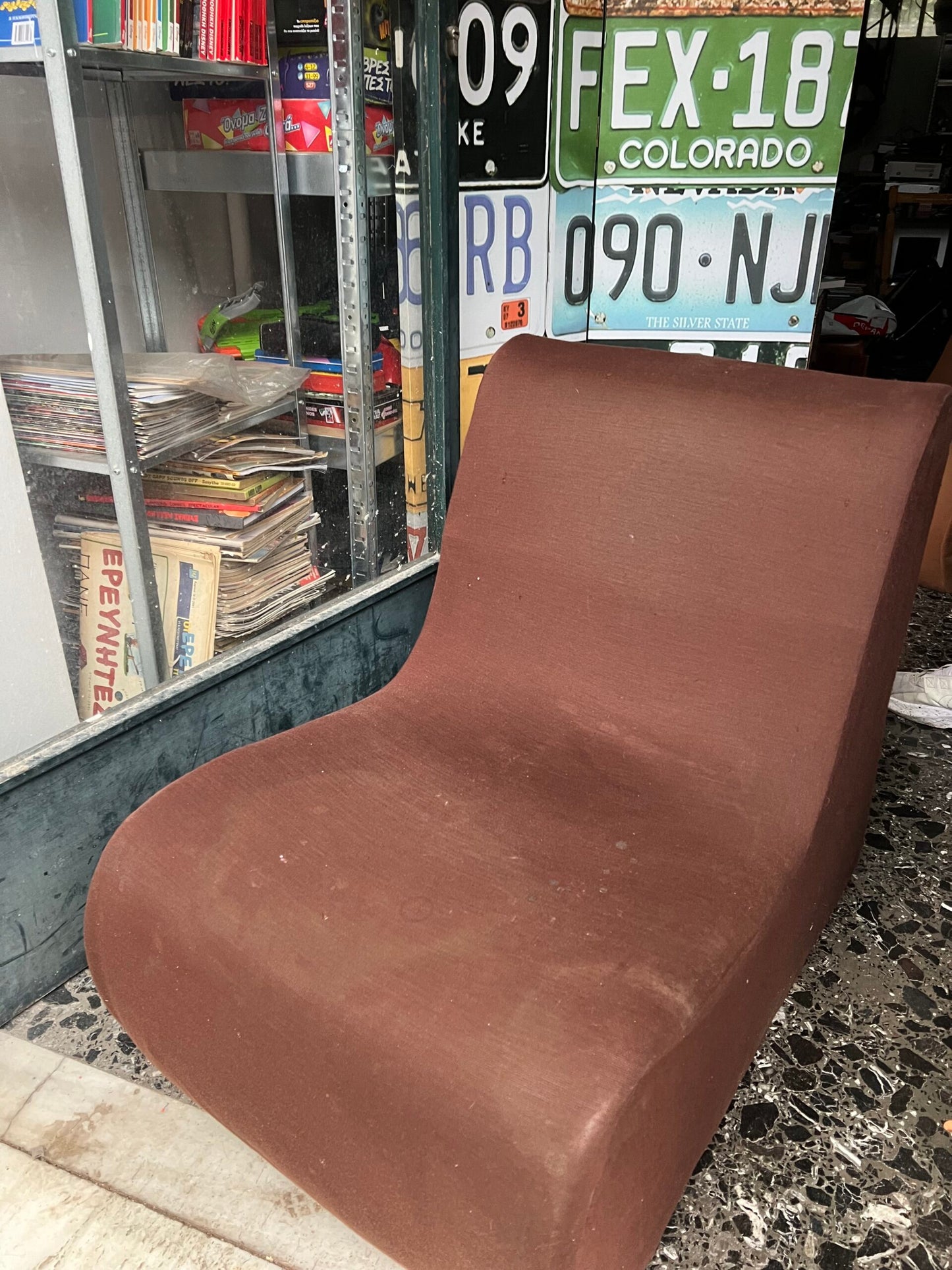Διακοσμητική vintage πολυθρόνα lounge τύπου S-shape, σκούρο καφέ ύφασμα