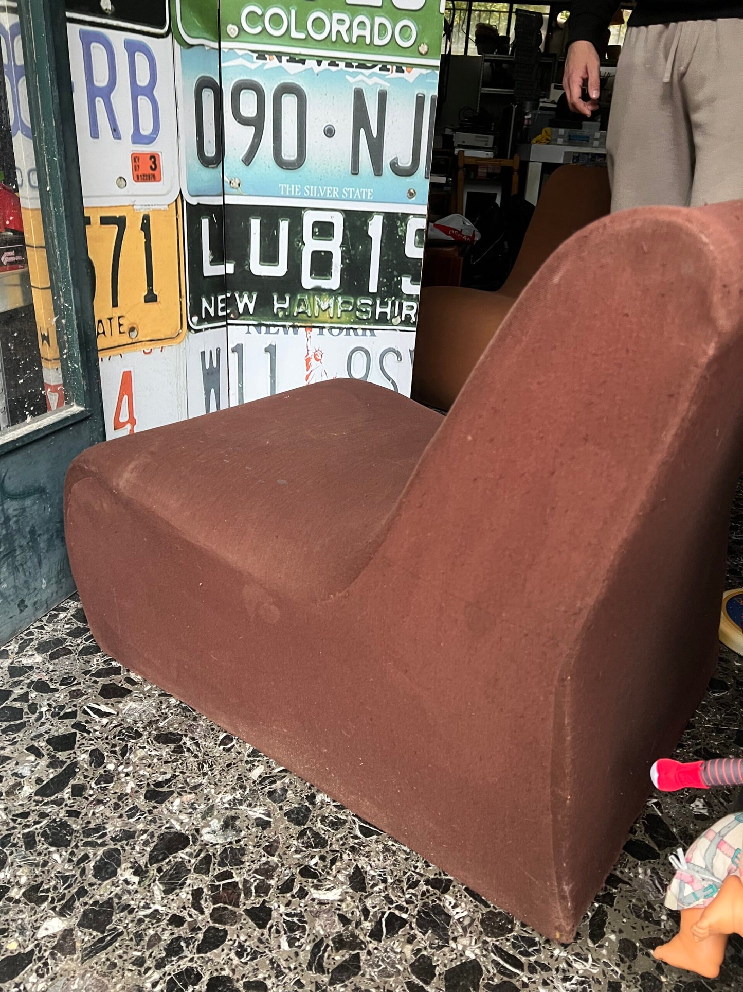 Διακοσμητική vintage πολυθρόνα lounge τύπου S-shape, σκούρο καφέ ύφασμα