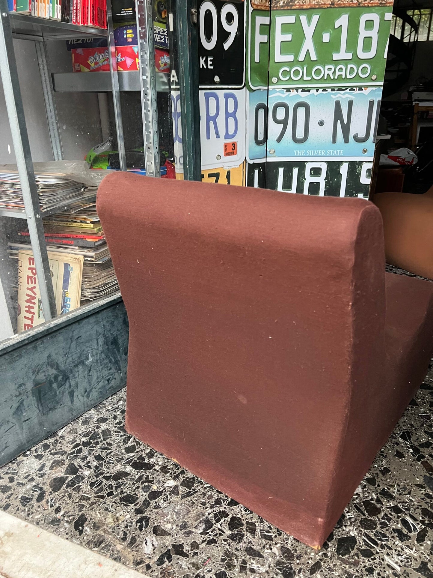 Διακοσμητική vintage πολυθρόνα lounge τύπου S-shape, σκούρο καφέ ύφασμα