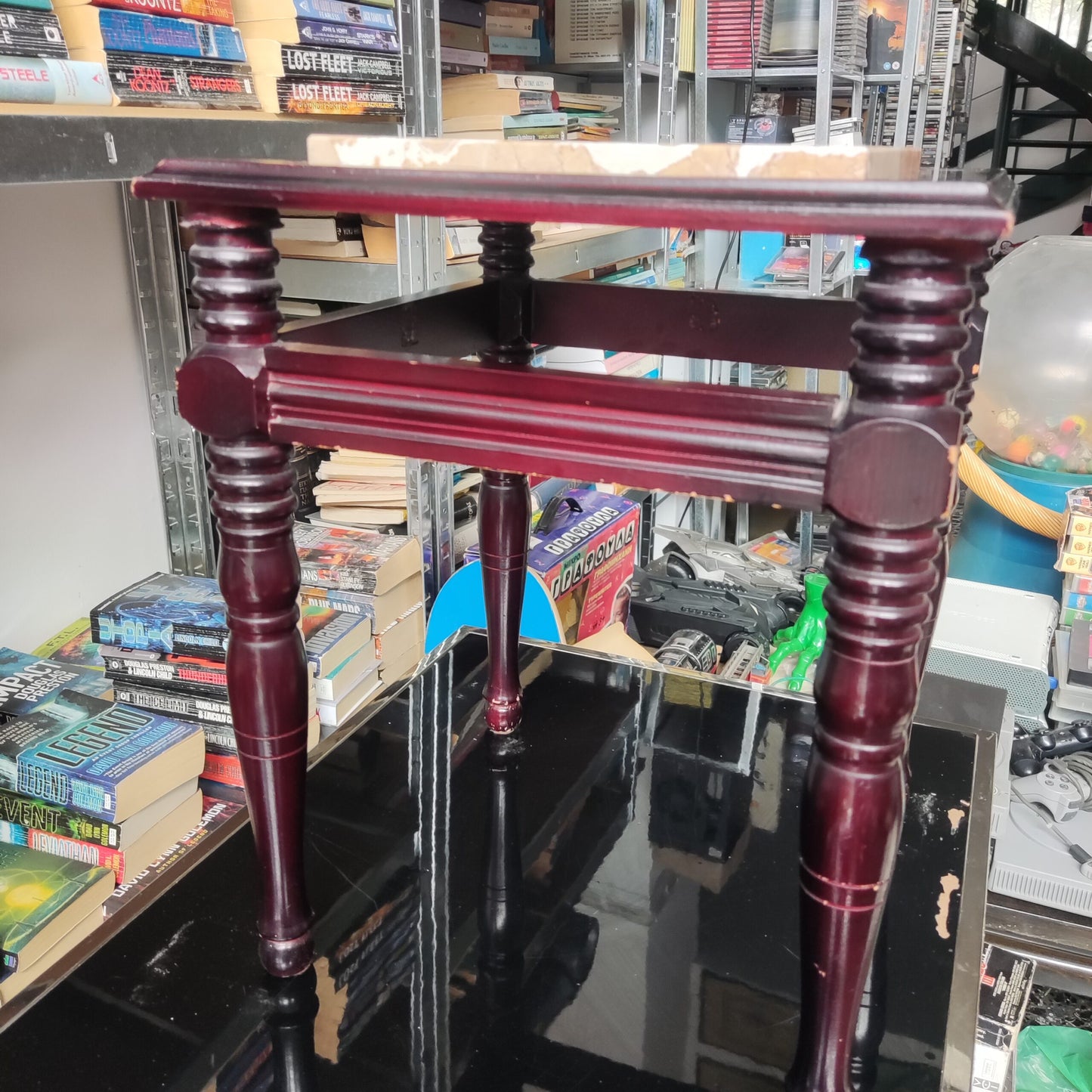Μικρό Ξύλινο Τετράγωνο Τραπεζάκι Με Μαρμάρινη Βάση